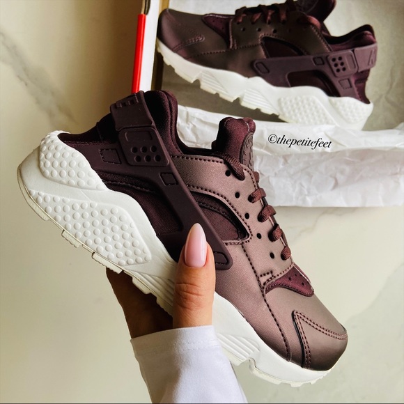 Nike Shoes - NWT Nike huarache run premium